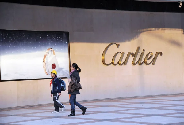 Pedestres Passam Por Uma Loja Luxo Marca Cartier Pequim China — Fotografia de Stock