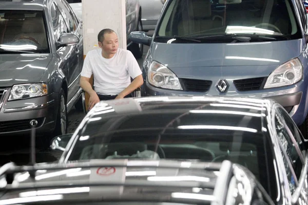 Vendedor Chino Sienta Entre Los Coches Segunda Mano Mercado Automóviles — Foto de Stock