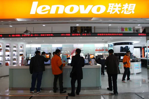 Chinesische Kunden Kaufen Computer Einem Franchise Geschäft Von Lenovo Shanghai — Stockfoto