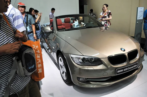 Návštěvníci Podívat Bmw 320I Cabrio Během Autosalonu Lanzhou City Severozápadní — Stock fotografie