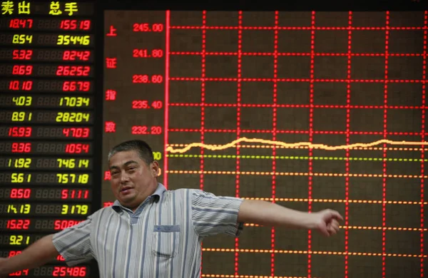 Investor Cina Melihat Harga Saham Merah Untuk Kenaikan Harga Dan — Stok Foto