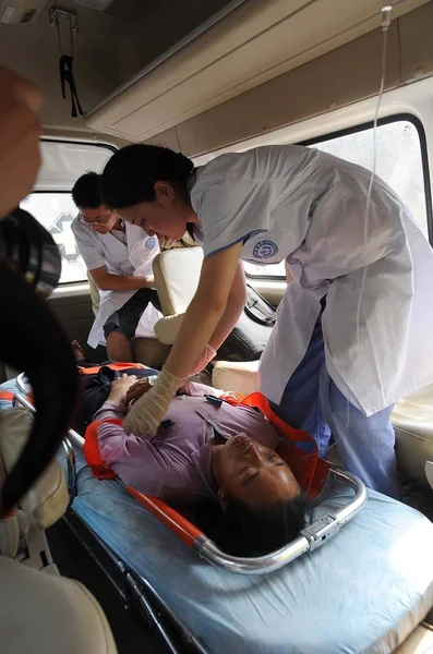 中国の医師は Luozehe 町で5 マグニチュードの地震で負傷した女性を治療 Yiliang Shaotong 雲南省の南西中国 月2012 — ストック写真
