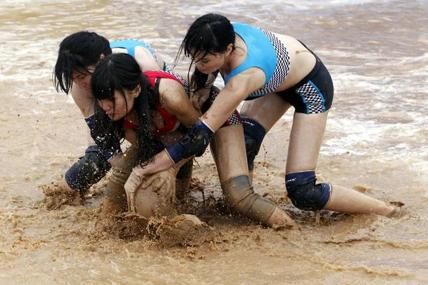 Des Filles Portant Bikini Jouent Football Dans Parc Aquatique Ville — Photo