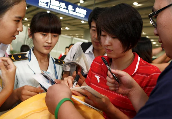 Campione Cinese Nuoto Olimpico Jiao Liuyang Firma Tifosi All Aeroporto — Foto Stock