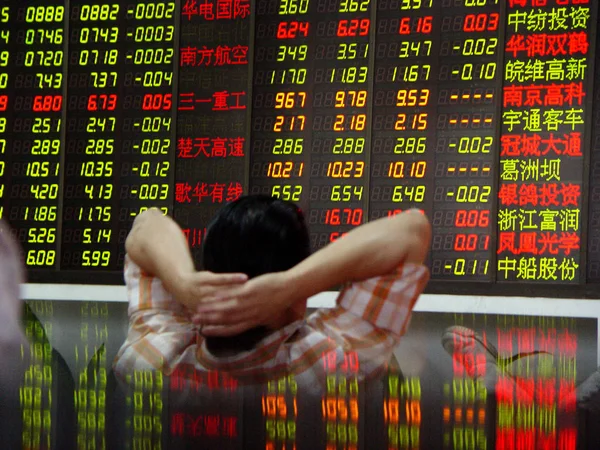 中国の投資家は 南中国海南省海口市の株式仲買家で株式の価格を見て 価格上昇のための赤 価格下落のために緑 月11日2012 — ストック写真