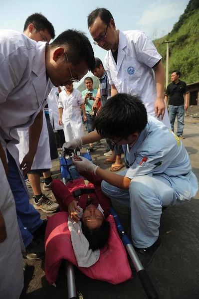 Kinesiska Läkare Behandla Kvinna Skadas Magnitud Jord Bävningen Luozehe Stad — Stockfoto
