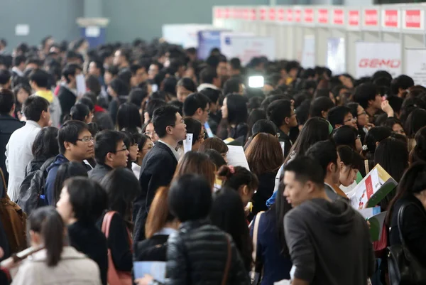 Chinese Undergraduates Crowd Stalls Job Fair Shanghai China November 2012 — Stock Photo, Image