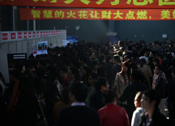 Kínai Hallgatók Tömeg Standokon Állásbörze Sanghaj Kína November 2012 Alatt — Stock Fotó