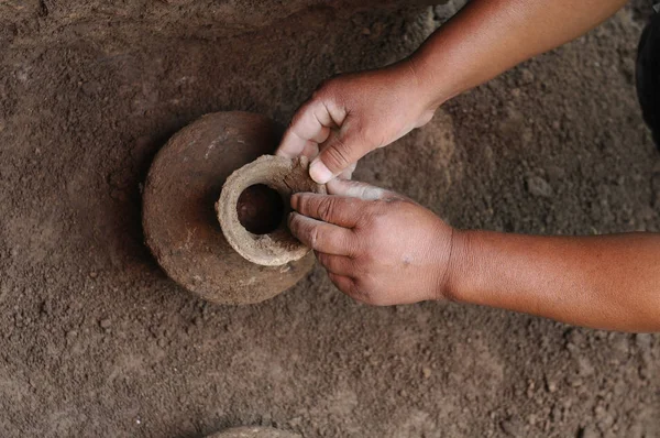 Trabalhadores Escavar Túmulo Antigo Dinastia Han Oriental 25C220 Canteiro Obras — Fotografia de Stock