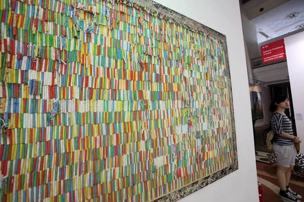 Ein Besucher Betrachtet Ein Kunstwerk Während Der Ausstellung Zeitgenössischer Kunst — Stockfoto