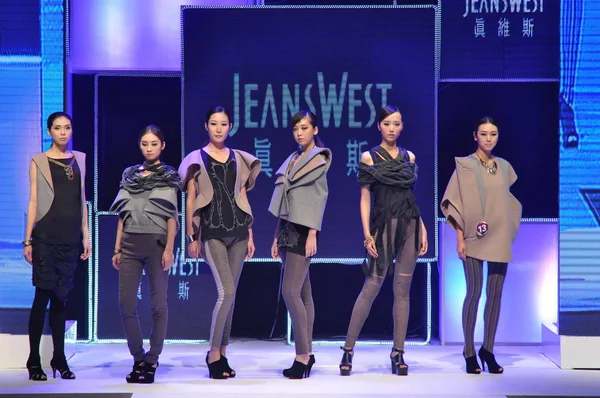 Modelos Exibir Criações Final Xxi Jeanswest Cup China Leisurewear Design — Fotografia de Stock