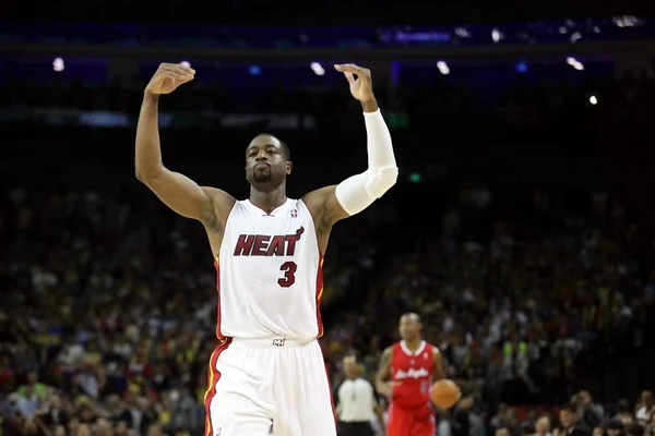 Dwyane Wade Van Miami Heat Gebaren Als Hij Zijn Teamgenoot — Stockfoto