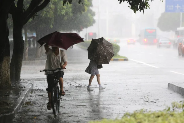 Rowerzysta Pieszy Dzielny Duży Deszcz Silny Wiatr Spowodowany Przez Tajfun — Zdjęcie stockowe