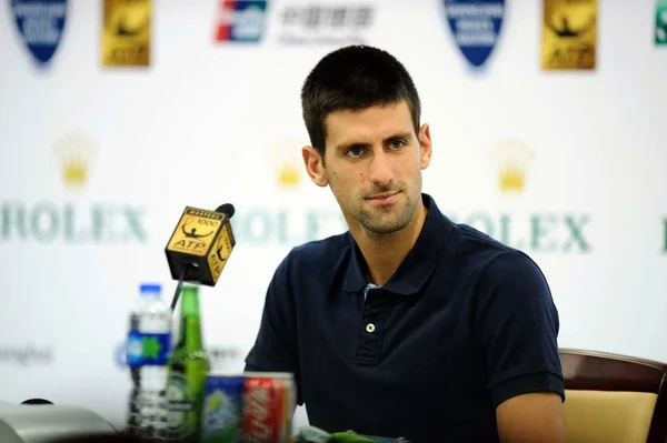 Novak Djokovic Aus Serbien Hört Bei Einer Pressekonferenz Des Shanghai — Stockfoto