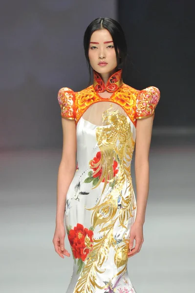 Chinees Model Juan Toont Een Nieuwe Creatie Tiger Modeshow Tijdens — Stockfoto