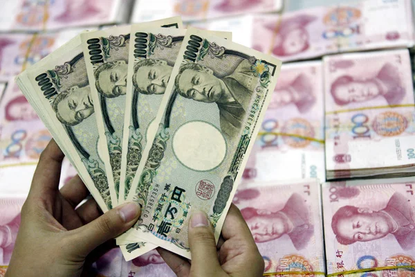 Китайский Клерк Подсчитывает Счета Японской Иены Над Банкнотами Юаня Банке — стоковое фото