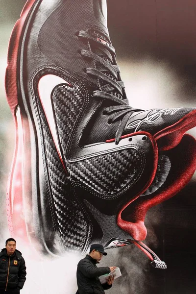 2011 日北京 エアクッション ナイキ バスケット ボール靴のため広告過去ファイル 歩行します — ストック写真