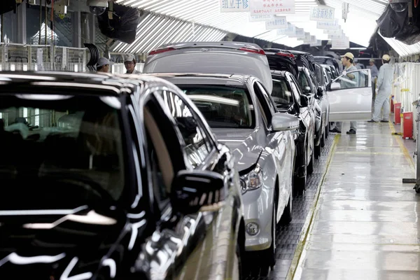 Κινέζοι Εργαζόμενοι Ελέγχουν Toyota Αυτοκίνητα Στη Γραμμή Συναρμολόγησης Ένα Εργοστάσιο — Φωτογραφία Αρχείου