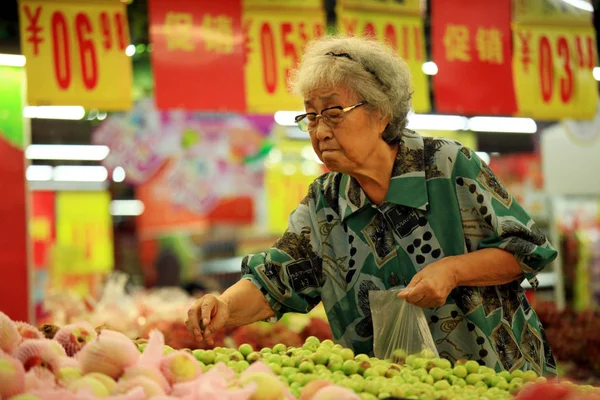 Китайський Клієнт Купує Фрукти Супермаркеті Jiujiang Місто Провінція Сходу Chinas — стокове фото