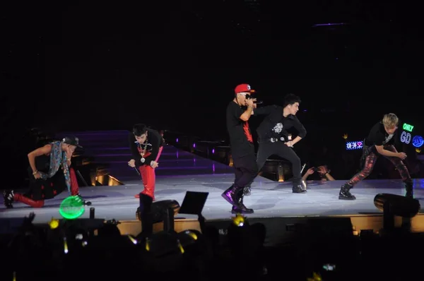 Miembros Del Grupo Ídolos Surcoreanos Bigbang Presentan Durante Una Ceremonia — Foto de Stock