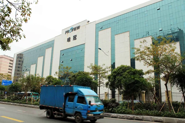 2012年3月15日 一辆面包车通过中国广东省深圳市的维华科技 有限公司 — 图库照片