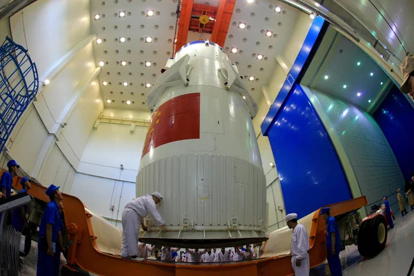 Das Raumschiff Shenzhou Shenzhou Wird Auf Einen Abschleppwagen Geladen Bevor — Stockfoto