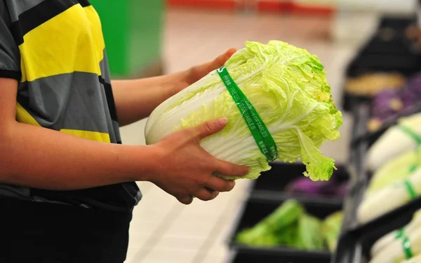 Customer Shops Cabbages Supermarket Jiujiang East Chinas Jiangxi Province May — Stock Photo, Image