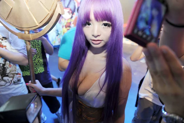 Chinese Showgirl Model Ling Gekleed Een Sexy Athena Kostuum Poses — Stockfoto