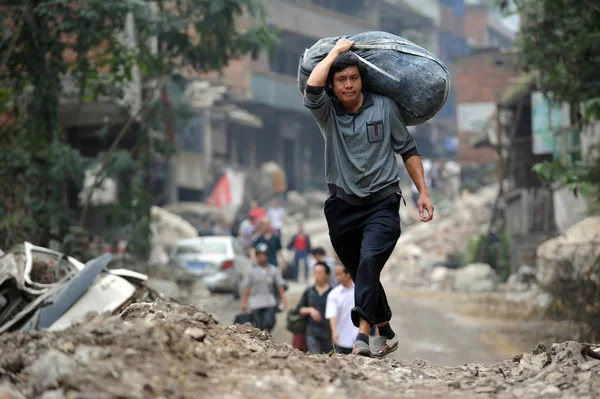 Yerel Çinli Sakinleri Tahliye Ediliyor Luozehe Kasabasında Şiddetinde Deprem Nedeniyle — Stok fotoğraf