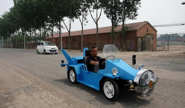 Tang Zhenping Dirige Seu Carro Elétrico Movido Vento Tongzhou Pequim — Fotografia de Stock