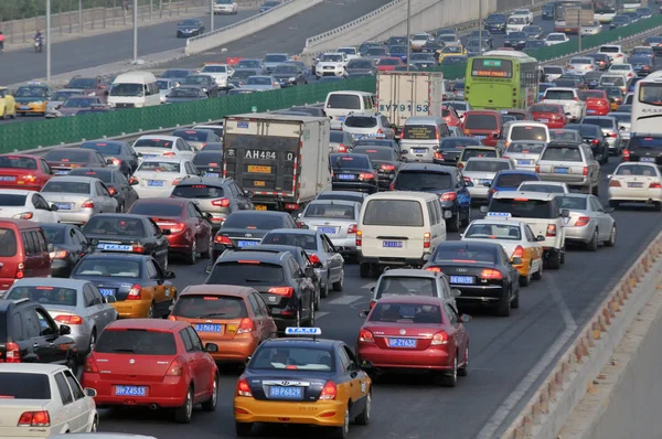 Massas Veículos Movem Lentamente Engarrafamento Uma Rodovia Último Dia Feriado — Fotografia de Stock