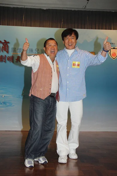 Hong Kong Kungfu Superstar Jackie Chan Right Poses Actor Eric — Stock Photo, Image