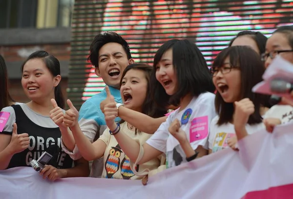 Der Taiwanesische Sänger Yoga Lin Posiert Mit Fans Während Des — Stockfoto