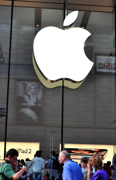 Des Piétons Passent Devant Apple Store Dans Rue Commerçante Nanjing — Photo