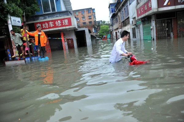 Ein Radfahrer Schiebt Sein Elektrofahrrad Auf Einer Überfluteten Straße Nach — Stockfoto