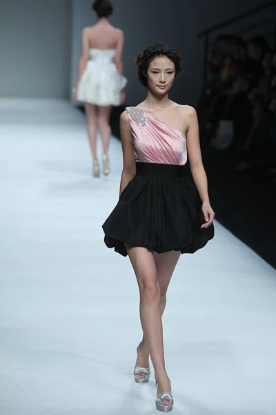 Las Modelos Muestran Nuevas Creaciones Del Diseñador Moda Hong Kong —  Fotos de Stock