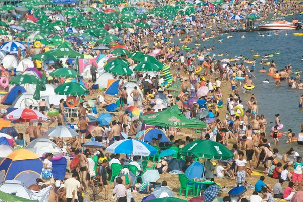 Los Turistas Llenan Complejo Playa Abrasador Ciudad Dalian Provincia Liaoning — Foto de Stock