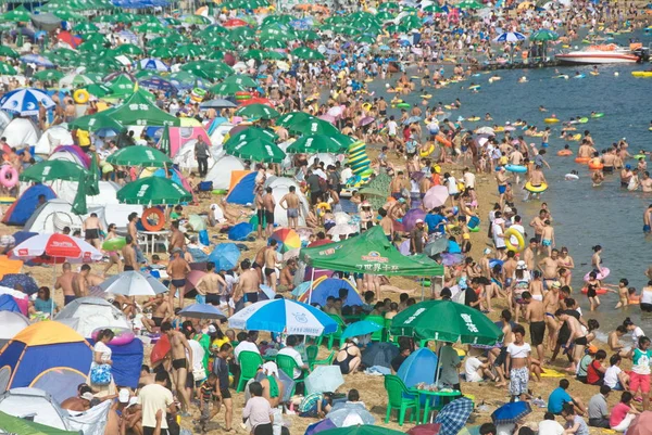 Des Vacanciers Entassent Une Station Balnéaire Dans Scorcher Ville Dalian — Photo