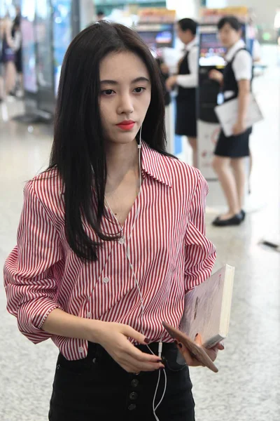 Chinese Zangeres Actrice Jingyi Arriveert Bij Shanghai Hongqiao International Airport — Stockfoto