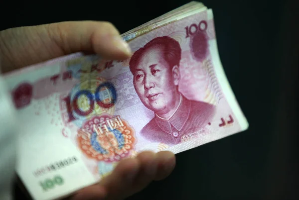 Impiegato Cinese Conta Fatture Dello Yuan Rmb Renminbi Una Banca — Foto Stock