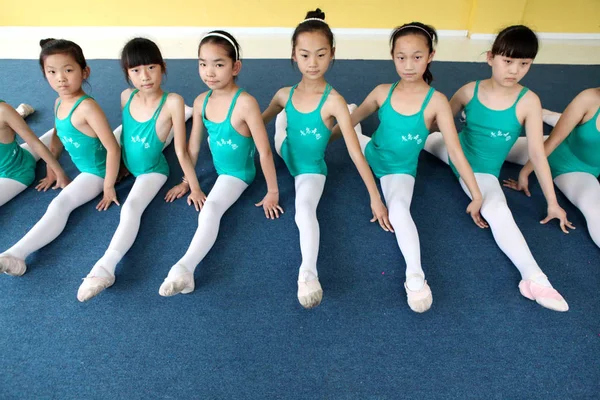 Молодые Девушки Занимаются Балетом Танцевальной Школе Время Летних Каникул Городе — стоковое фото