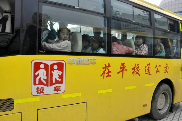 File Jóvenes Estudiantes Chinos Sientan Autobús Escolar Camino Regreso Condado — Foto de Stock