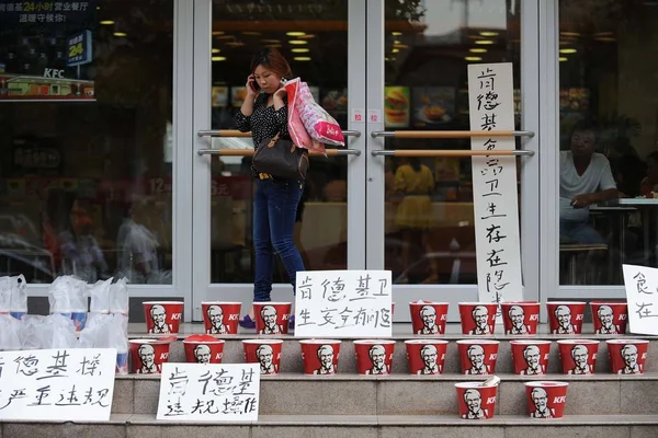 2012年9月4日 在中国湖北省武汉市 Kfc 快餐店前排起了家庭大盒子和百事可乐杯 Kfc 员工不卫生的运营 — 图库照片