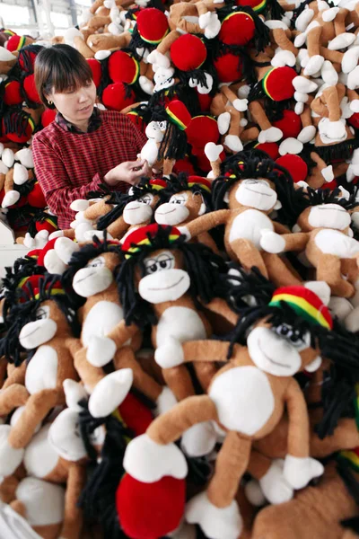 Жіночий Китайський Працівник Робить Іграшку Мавп Які Будуть Експортовані Сполучених — стокове фото