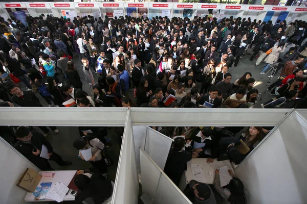 Estudantes Chineses Lotam Barracas Durante Uma Feira Emprego Xangai China — Fotografia de Stock