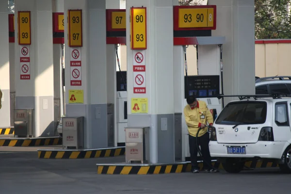 Çinli Bir Işçi Qingdao Bir Benzin Istasyonunda Bir Araba Yakıt — Stok fotoğraf