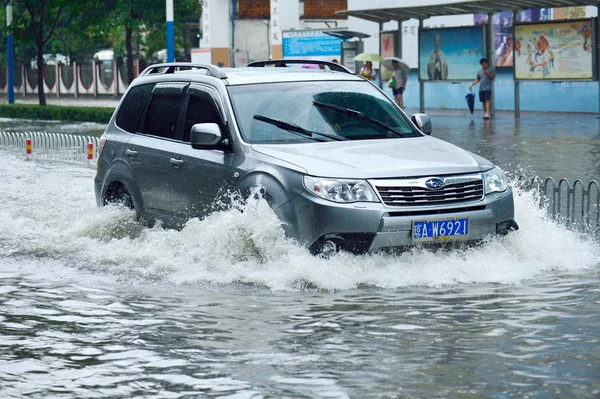 2012년 24일 하이난성 하이커우시에서 비센테로 폭우로 침수된 도로에서 차량이 이동하고 — 스톡 사진