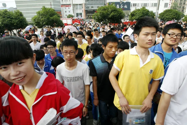 Chinesische Studenten Strömen Eine Mittelschule Der Nationalen Aufnahmeprüfung Für Das — Stockfoto