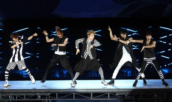 Корейская Поп Группа Shinee Выступает Концерте Town Live World Tour — стоковое фото