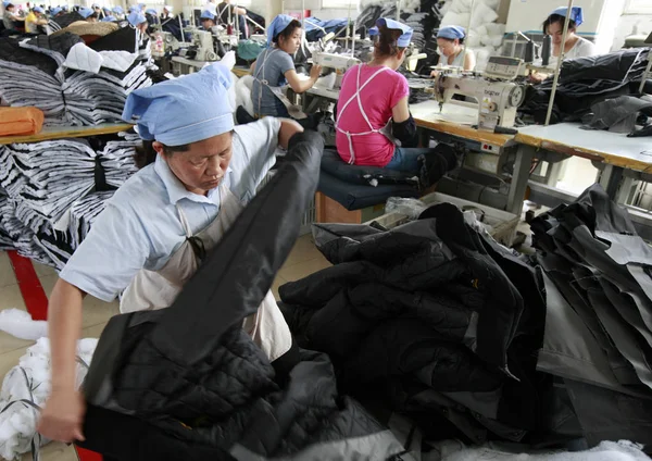 Trabajadores Chinos Cosen Ropa Una Fábrica Prendas Vestir Ciudad Huaibei — Foto de Stock